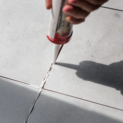 Na czym polega spoinowanie płytek?