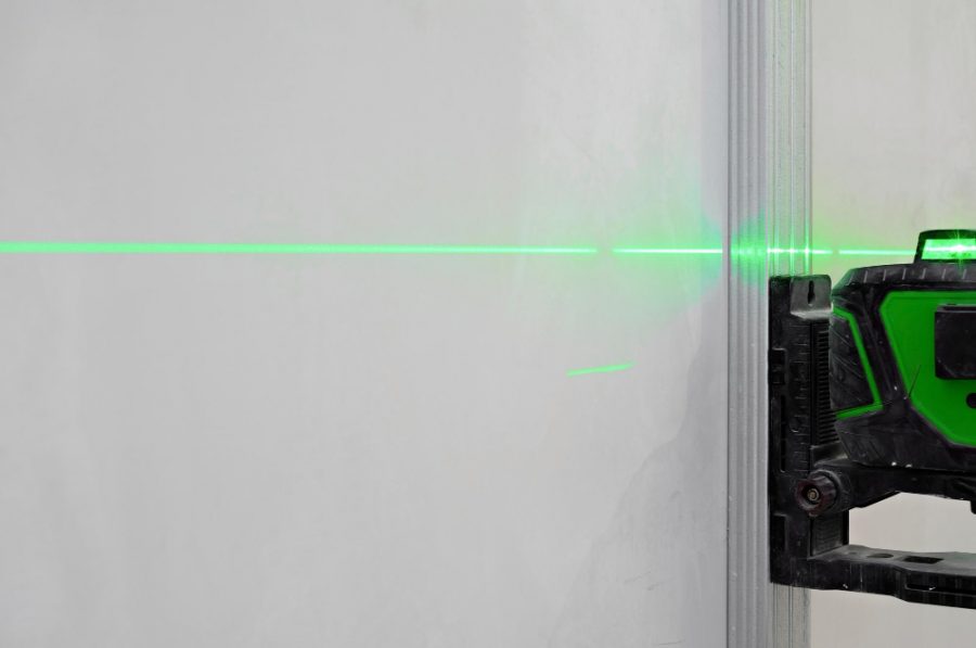 Czym jest laser do poziomowania płytek?