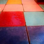 Czym są płytki z fugą kontrastową?
