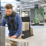 Wybór płytek do łazienki to decyzja na lata. Sprawdź, na co zwrócić uwagę, zanim złożysz zamówienie, i uniknij kosztownych błędów przy remoncie