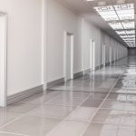 Sprawdź, jak wybrać płytki do korytarza w biurze. Doradzamy w kwestii klasy ścieralności, antypoślizgowości, formatu i kolorów. Praktyczny poradnik eksperta.