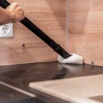 Sprawdź, jakie odtłuszczacze, mleczka i domowe sposoby najlepiej radzą sobie z tłustymi plamami na płytkach ceramicznych w kuchni. Praktyczny poradnik.
