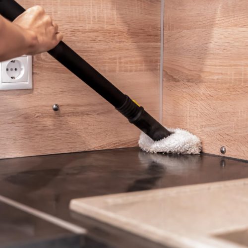 Jakie produkty są najlepsze do czyszczenia tłustych plam z płytek ceramicznych w kuchni?