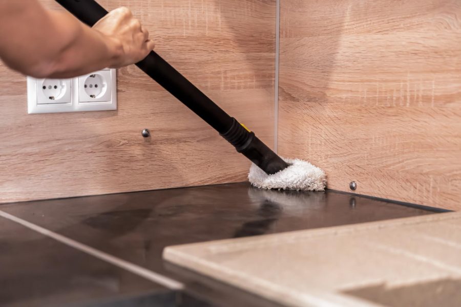 Jakie produkty są najlepsze do czyszczenia tłustych plam z płytek ceramicznych w kuchni?