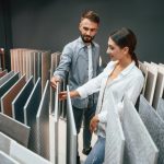 Sprawdź, jak obliczyć ilość płytek do podłogi i ścian. Dowiedz się, jaki zapas warto kupić oraz jak uniknąć kosztownych pomyłek przy zamówieniu.